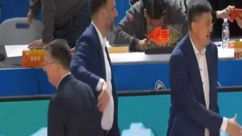 CBA积分榜：北京连霸10场稳居三甲，山东重返前四行列，辽宁跃升至第五位。